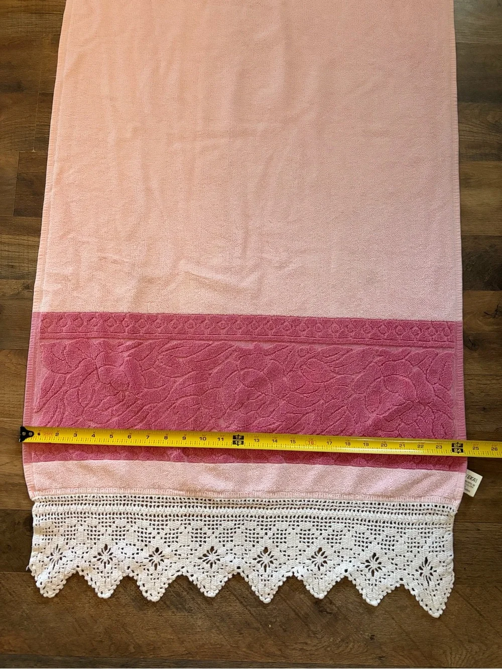 Vintage Pink Decorative Crochet-Trim Bath Towel roses